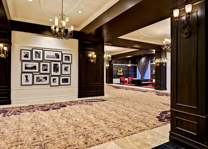 Hotel with pool: Saratoga Casino Hotel